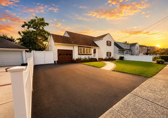 Photo 3 of Single family home for sale at 984 Hayes St, Hempstead, NY 11510 | MLS# 1037961 | Listing updated on 2026-09-25