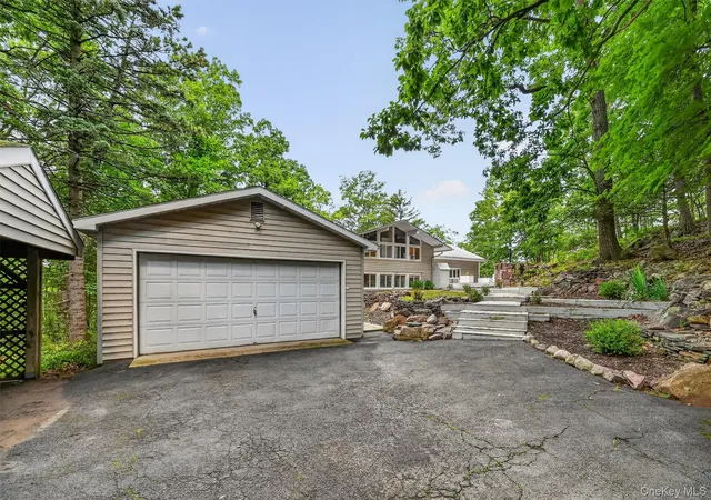 2nd image of 15 Overlook Dr, Woodbury, NY 10930 | MLS# 1037999