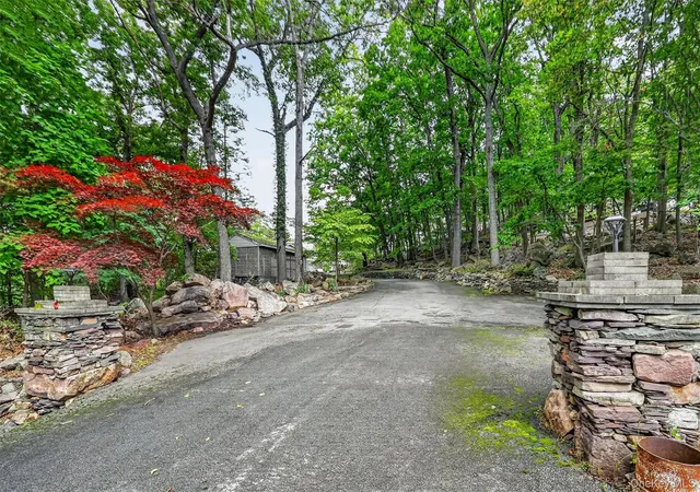 Photo 3 of Single family home for sale at 15 Overlook Dr, Woodbury, NY 10930 | MLS# 1037999 | Listing updated on 2026-08-13