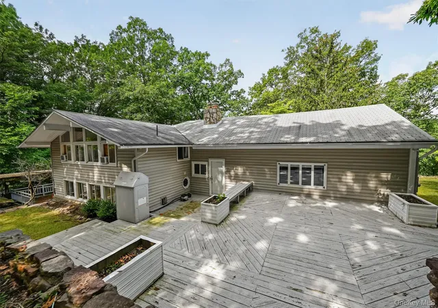Photo 3 of Single family home for sale at 15 Overlook Dr, Woodbury, NY 10930 | MLS# 1037999 | Listing updated on 2026-08-13