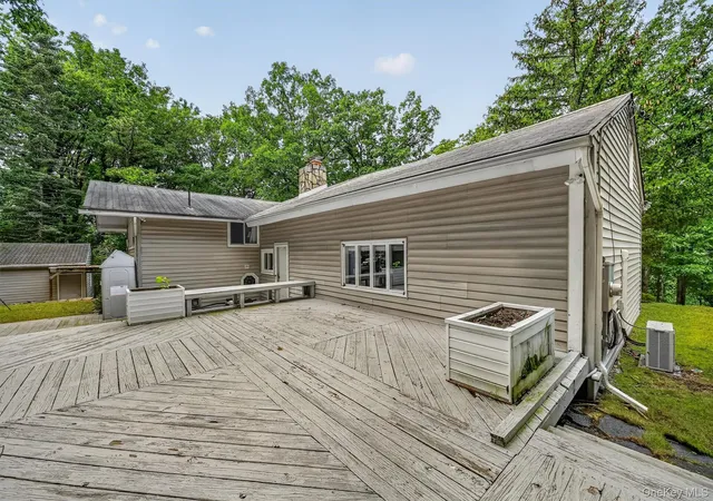 Photo 4 of Single family home for sale at 15 Overlook Dr, Woodbury, NY 10930 | MLS# 1037999 | Listing updated on 2026-08-13