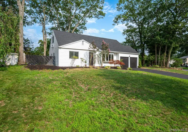 2nd image of 23 Dellmarie Ln, Smithtown, NY 11767 | MLS# 1038013