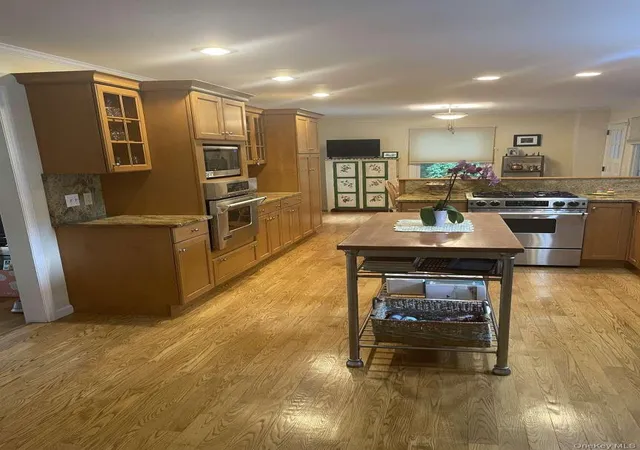 Photo 4 of Sale Pending at 52 Kingwood Park, Poughkeepsie (town), NY 12601 | MLS# 1038034 | Listing updated on 2026-09-26