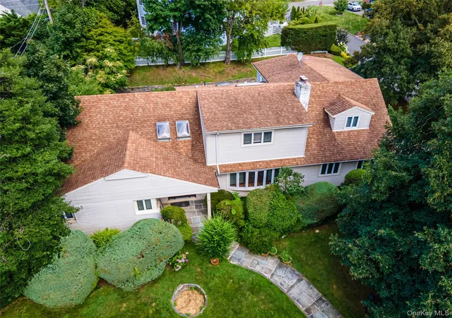 2nd image of 9 Talbot Dr, North Hempstead, NY 11020 | MLS# 1038093