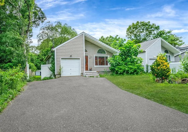 Photo 2 of Single family home for sale at 413 Glen Dr, Brookhaven, NY 11967 | MLS# 1038100 | Listing updated on 2026-08-17