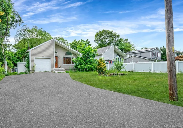Photo 3 of Single family home for sale at 413 Glen Dr, Brookhaven, NY 11967 | MLS# 1038100 | Listing updated on 2026-08-17
