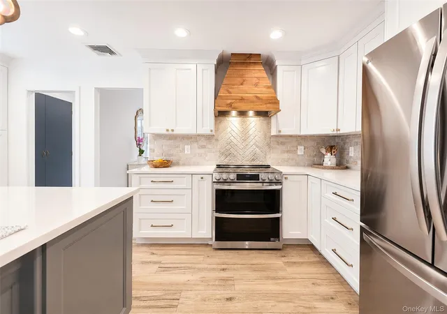 Photo 5 of Sale Pending at 108 Walnut St, Brookhaven, NY 11755 | MLS# 1038107 | Listing updated on 2026-08-28