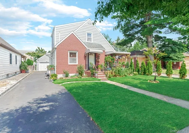 2nd image of 1517 Falmouth Ave, North Hempstead, NY 11040 | MLS# 1038108