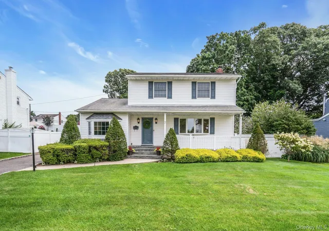 2nd image of 7 Tomkins Ct, Smithtown, NY 11725 | MLS# 1038114