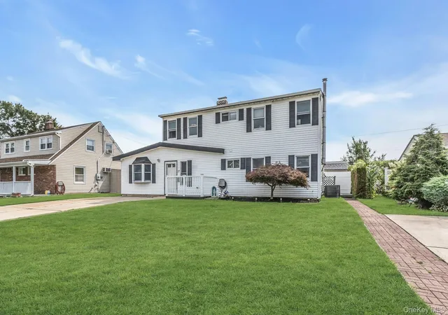 Photo 2 of Sale Pending at 17 Chickadee Ln, Hempstead, NY 11756 | MLS# 1038115 | Listing updated on 2026-08-30