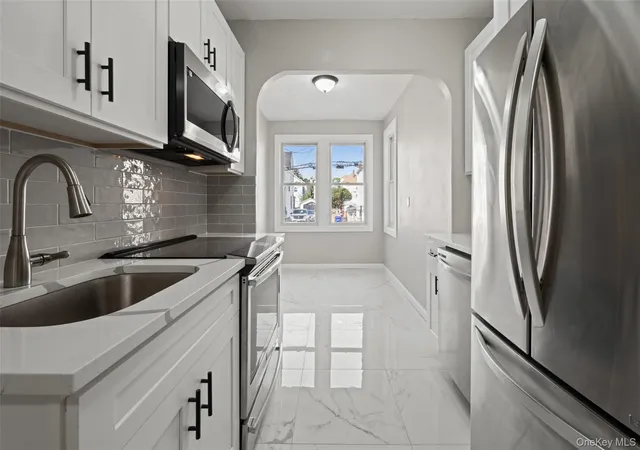 Listing Photo 4 - Condo for sale in building located at 3946 Amundson Ave, New York, NY 10466