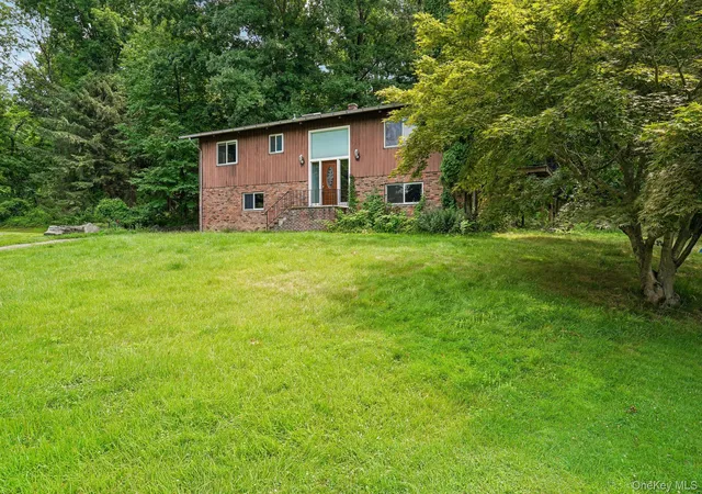 Photo 3 of Single family home for sale at 10 Oconnor Ct, Cortlandt, NY 10548 | MLS# 1038142 | Listing updated on 2026-09-16