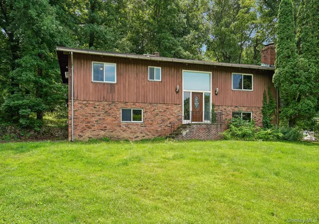 Photo 3 of Single family home for sale at 10 Oconnor Ct, Cortlandt, NY 10548 | MLS# 1038142 | Listing updated on 2026-09-23