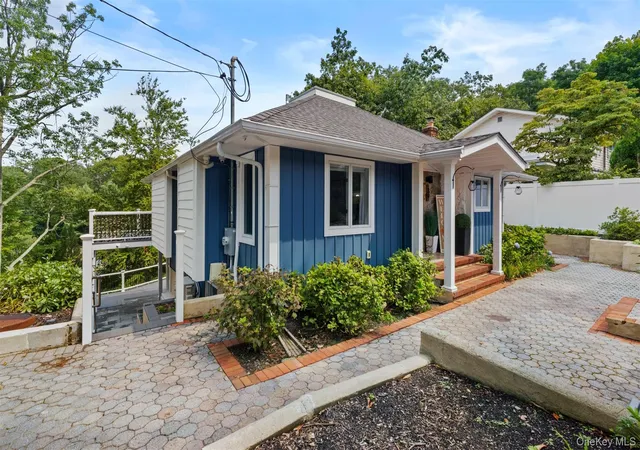 Photo 2 of Single family home for sale at 39 Potter Ln, Huntington, NY 11743 | MLS# 1038159 | Listing updated on 2026-09-07