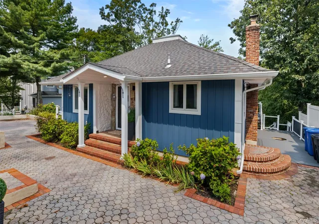 Photo 3 of Single family home for sale at 39 Potter Ln, Huntington, NY 11743 | MLS# 1038159 | Listing updated on 2026-09-07