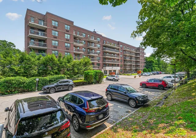 Photo 3 of Sale Pending at 1376 Midland Ave #801, Yonkers, NY 10708 | MLS# 1038163 | Listing updated on 2026-09-13