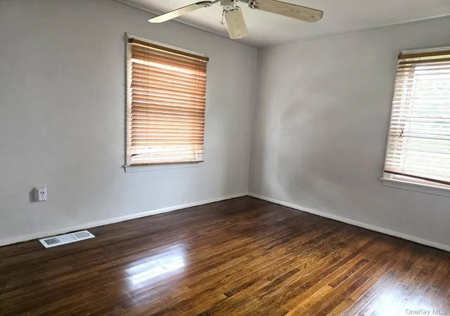 Photo 4 of Single family home for sale at 195 Commonwealth Ave, Middletown, NY 10940 | MLS# 1038167 | Listing updated on 2026-09-24