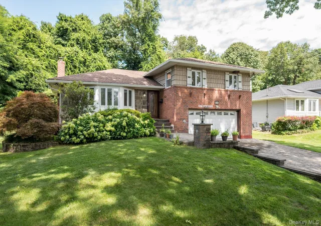 2nd image of 131 Stratford N, North Hempstead, NY 11577 | MLS# 1038179