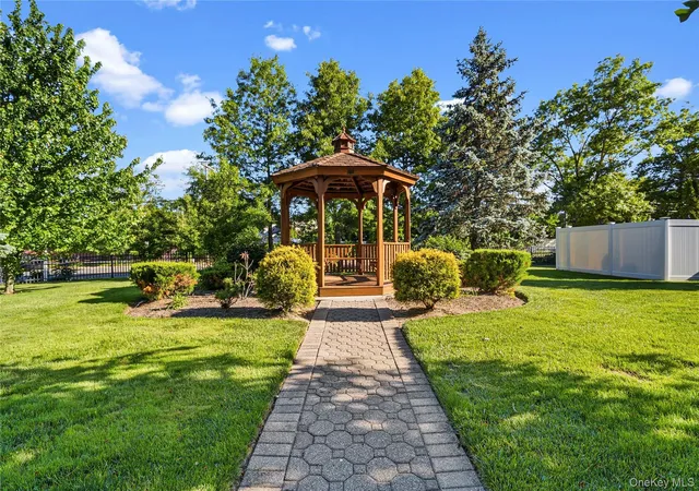 2nd image of 86 Cardinal Ln, Islip, NY 11751
