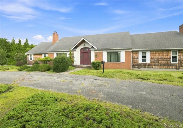 Photo 3 of Single family home for sale at 3 The Moor, Islip, NY 11730 | MLS# 1038263 | Listing updated on 2026-09-04