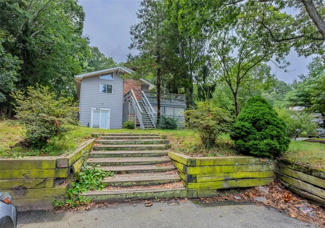 Photo 3 of Sale Pending at 142 Fish Cvs Rd, Southampton, NY 11968 | MLS# 1038324 | Listing updated on 2026-09-15