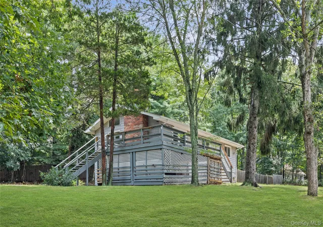 Photo 3 of Sale Pending at 142 Fish Cvs Rd, Southampton, NY 11968 | MLS# 1038324 | Listing updated on 2026-09-15