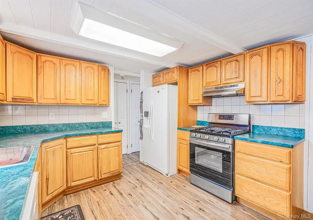 Photo 3 of Sale Pending at 44 Buckskin Ln, Brookhaven, NY 11784 | MLS# 1038346 | Listing updated on 2026-09-22