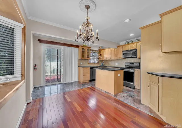 Photo 4 of Sale Pending at 7 Ronald Ave, Oyster Bay, NY 11801 | MLS# 1038354 | Listing updated on 2026-08-29