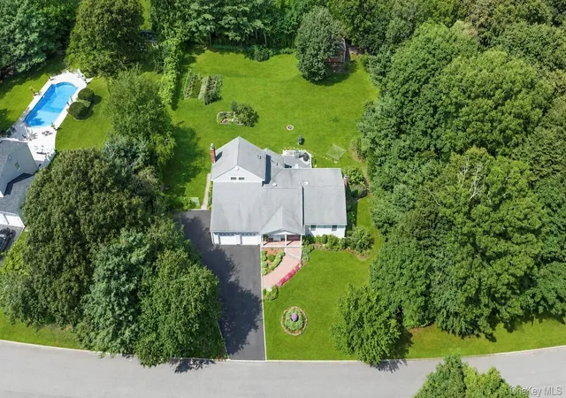 Photo 3 of Single family home for sale at 29 Niewood Dr, Brookhaven, NY 11961 | MLS# 1038374 | Listing updated on 2026-09-13