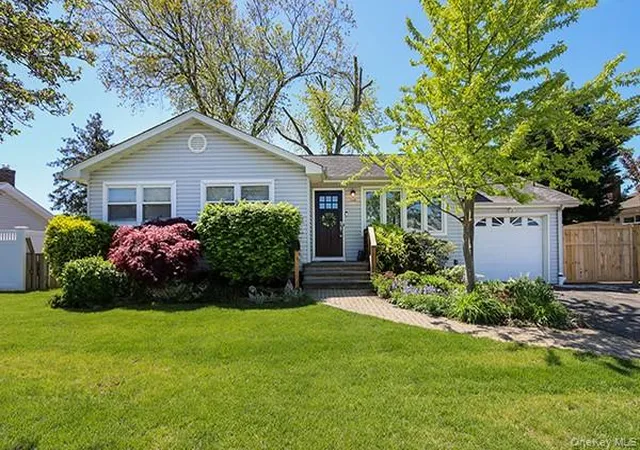 Photo 1 of Sale Pending at 208 N Walnut St, Oyster Bay, NY 11758 | MLS# 1038393 | Listing updated on 2026-08-31