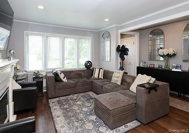 Photo 2 of Sale Pending at 208 N Walnut St, Oyster Bay, NY 11758 | MLS# 1038393 | Listing updated on 2026-08-31