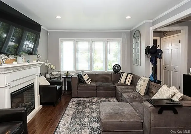 Photo 3 of Sale Pending at 208 N Walnut St, Oyster Bay, NY 11758 | MLS# 1038393 | Listing updated on 2026-08-31