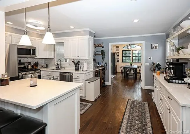 Photo 4 of Sale Pending at 208 N Walnut St, Oyster Bay, NY 11758 | MLS# 1038393 | Listing updated on 2026-08-31