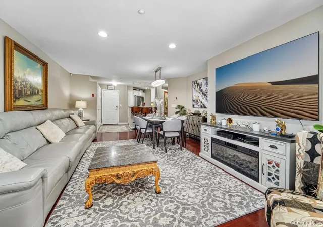 Listing Photo 2 - Condo for sale in building located at 1207 Round Pointe Dr, Haverstraw, NY 10927