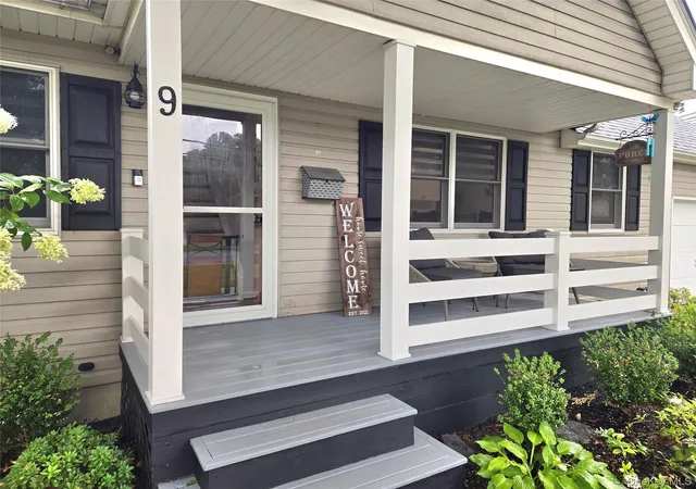 Photo 3 of Sale Pending at 9 Runyon St, Islip, NY 11706 | MLS# 1038496 | Listing updated on 2026-08-28