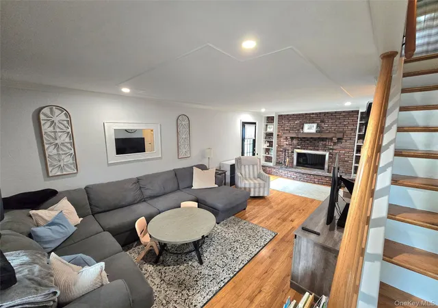 Photo 4 of Sale Pending at 9 Runyon St, Islip, NY 11706 | MLS# 1038496 | Listing updated on 2026-08-28