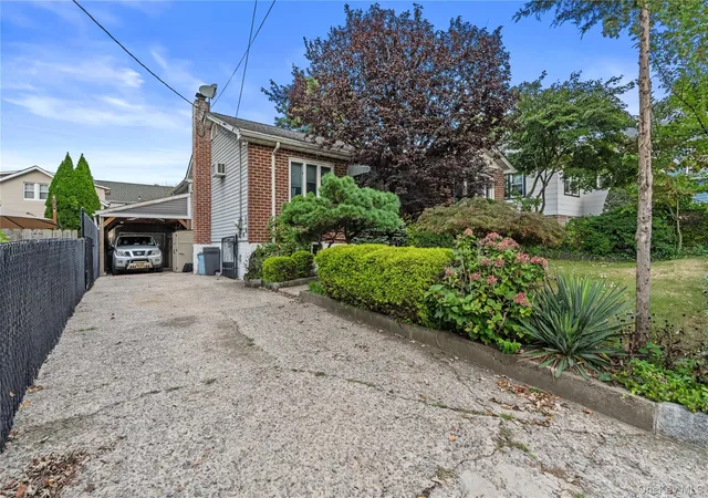 Photo 2 of Single family home for sale at 129 Sweetfield Cir, Yonkers, NY 10704 | MLS# 1038558 | Listing updated on 2026-10-25