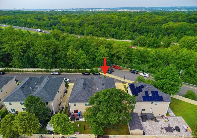 Listing Photo 2 - Condo for sale in building located at 15 Wiltshire Ln, New York, NY 10309 - Unit #