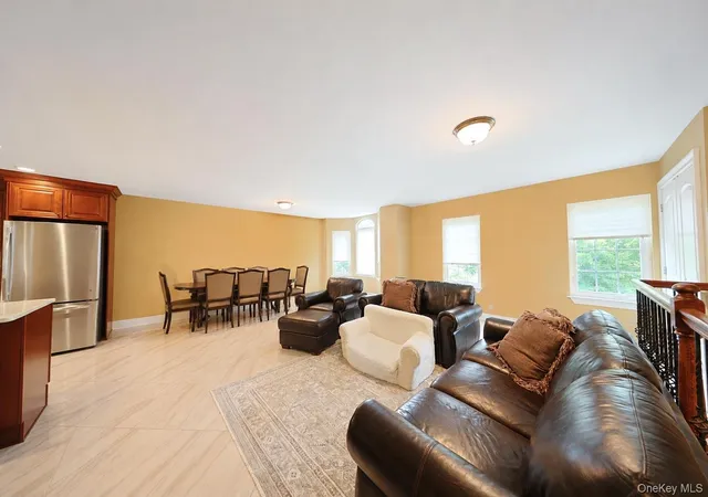 Listing Photo 5 - Condo for sale in building located at 15 Wiltshire Ln, New York, NY 10309