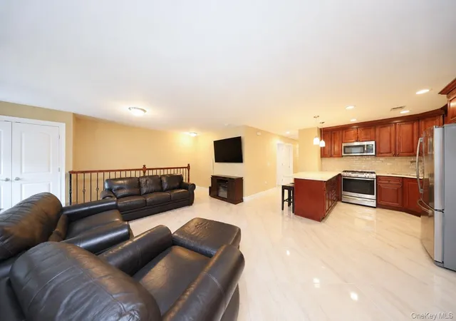 Listing Photo 3 - Condo for sale in building located at 23 Wiltshire Ln, New York, NY 10309