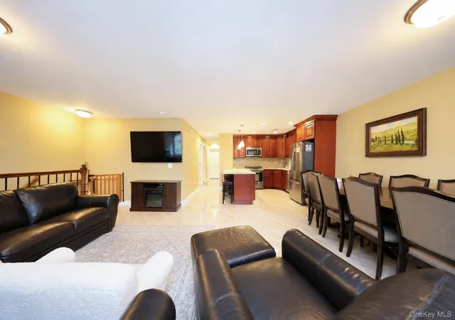 Listing Photo 4 - Condo for sale in building located at 23 Wiltshire Ln, New York, NY 10309