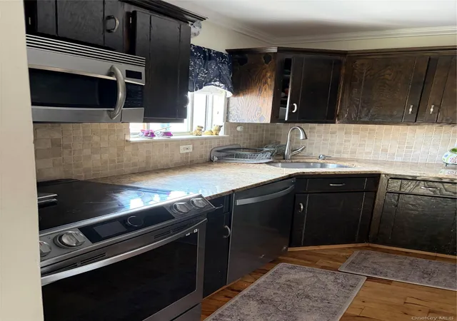 Photo 3 of Sale Pending at 30 Stone Blvd, Oyster Bay, NY 11758 | MLS# 1038579 | Listing updated on 2026-10-10