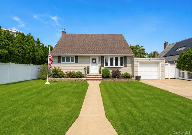 Photo 2 of Sale Pending at 3 Laurie Dr, Oyster Bay, NY 11735 | MLS# 1038641 | Listing updated on 2026-09-03