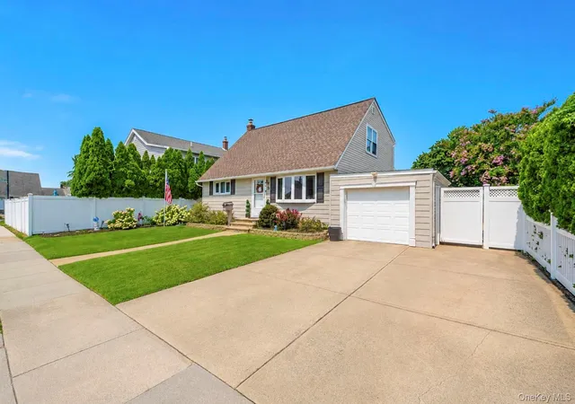 Photo 3 of Sale Pending at 3 Laurie Dr, Oyster Bay, NY 11735 | MLS# 1038641 | Listing updated on 2026-09-03