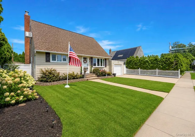 Photo 3 of Sale Pending at 3 Laurie Dr, Oyster Bay, NY 11735 | MLS# 1038641 | Listing updated on 2026-09-03