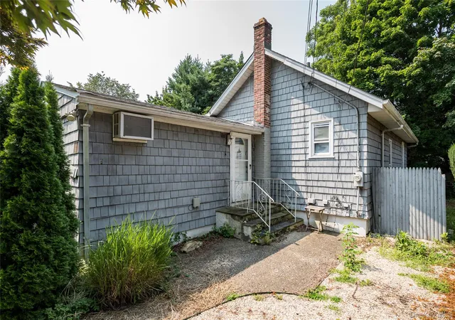 Photo 2 of Single family home for sale at 14 Marlan Ct, Oyster Bay, NY 11579 | MLS# 1038653 | Listing updated on 2026-10-03