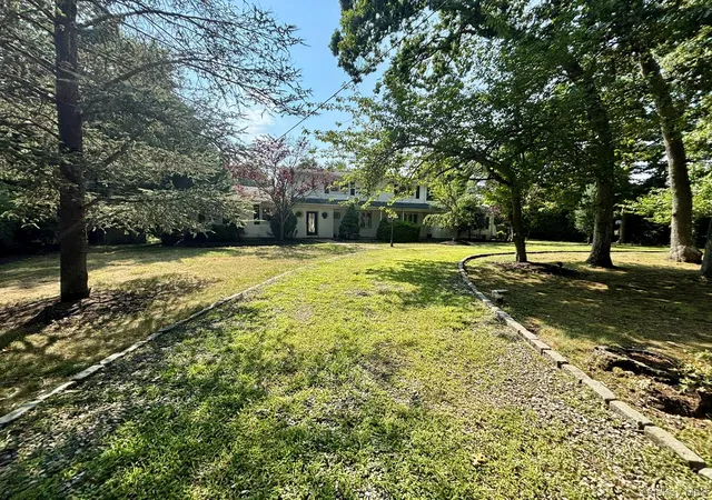 Photo 3 of Single family home for sale at 14 New St, Islip, NY 11739 | MLS# 1038672 | Listing updated on 2026-09-13