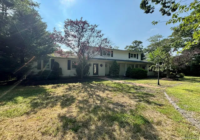Photo 3 of Single family home for sale at 14 New St, Islip, NY 11739 | MLS# 1038672 | Listing updated on 2026-09-13
