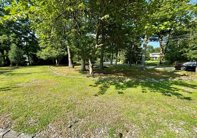 Photo 4 of Single family home for sale at 14 New St, Islip, NY 11739 | MLS# 1038672 | Listing updated on 2026-09-13
