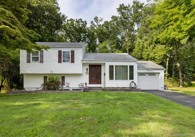 Photo 1 of Single family home for sale at 7 Windmill Ln, Clarkstown, NY 10956 | MLS# 1038676 | Listing updated on 2026-09-16